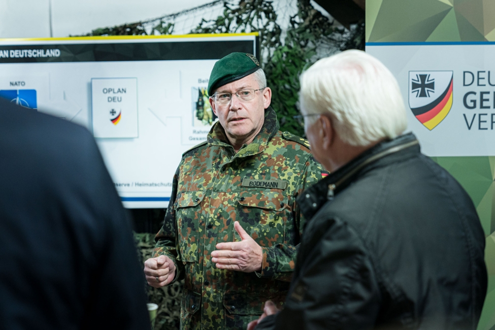 Bundespräsident Frank-Walter Steinmeier im Gespräch mit Generalleutnant Bodemann beim Besuch des Truppenübungsplatzes in Munster