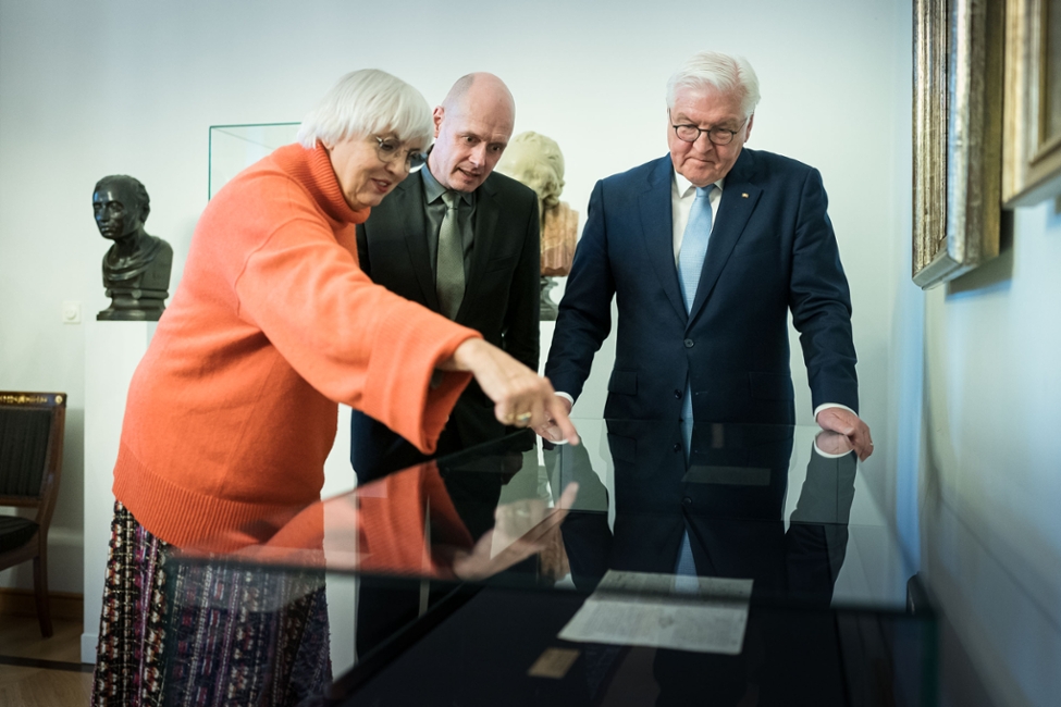 Bundespräsident Frank-Walter Steinmeier unter anderem gemeinsam mit Claudia Roth, Staatsministerin für Kultur und Medien, zur Kant-Ausstellung in Schloss Bellevue